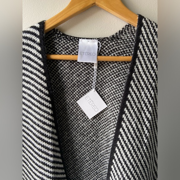 Knit poncho with pockets NWT - Picture 3 of 7